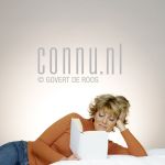 12-10-2004 Simone Kleinsma at studio Amsterdam Photo: Govert de Roos/Connu

[keywords]liggend, boek, glimlachend[/keywords]